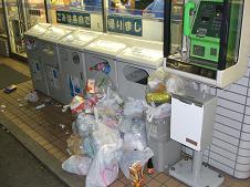 山の麓のコンビニって、だいたいこうなんだ