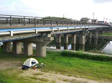 テントは朝6時にはサウナ状態になる。