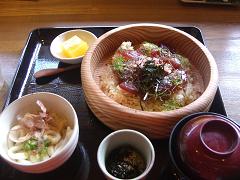 『手ごね寿司』と『伊勢うどん』のセット