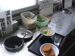 ゆでた麺だけを渡され、後はすべて自分好みに盛るシステム。