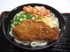 ここのオススメ「キムチうどん」に、チキンカツをのせてみた。