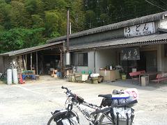 人家の少ない山道を進んでいくと、急に車の群れが!こんなところに有名店があるんだー。