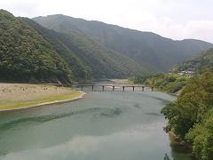 四万十川にはこの「沈下橋」(ちんかばし)がいくつもかかっている。
