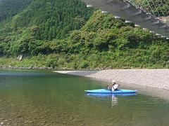 午前9時きっかり、カヤックで四万十川上り開始!