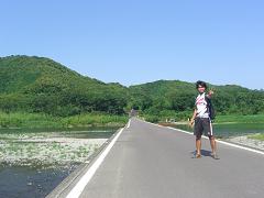 水に沈んだときのため、欄干がない橋。ぎりぎりを走るとかなり怖い。