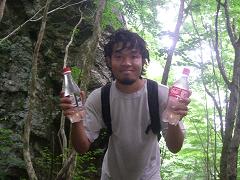 四万十水で頭も洗ってサッパリ♪この水を汲むために、三日間がんばったんだ!(^へ^)q