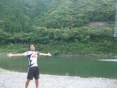 四万十川の河原へ降りたら、服のまますぐに川へダッシュして泳いだ♪気持ちよかったー!