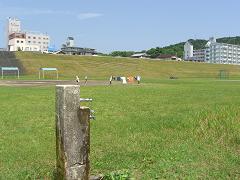 ここで洗って、奥の遊具で干させてもらった。(^m^)