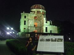 夜の原爆ドーム周辺は、平和を願うカップルでいっぱい。。。