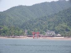 鳥居が一際目立っていた。干潮で水が少なかったな。