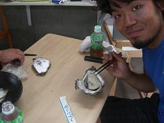 おかみさん(清香さん)が「せっかく遠くから来てくれたから♪」と、大きな三倍体蠣を食べさせてくれた♪おいしかったー☆ごちそうさまでした(^0^)