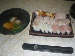 寿司が250円で、隣のお吸い物が200円。安いけど、おいしくてちゃんとしたお寿司だったよ♪