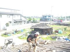 丸のこなんて初めて使ったなー。てか、屋根作り自体が初めてだ。笑