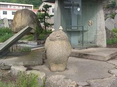 道路沿いの石材工房にあった。よくできてるんだけど…なんかコワイな。半ギレしてるみたいに見える。笑