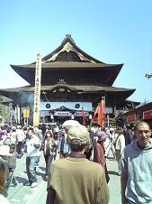 ご開帳中で大混雑